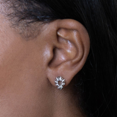 Oera Ribbed Diamond Stud Earrings Image 2