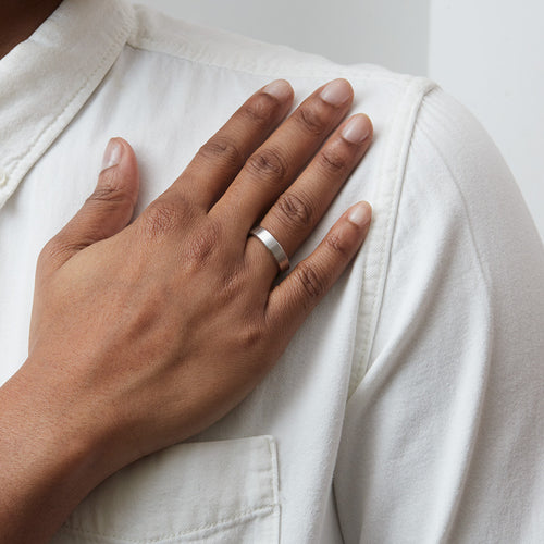 5.5mm Beveled Wedding Band Image 2