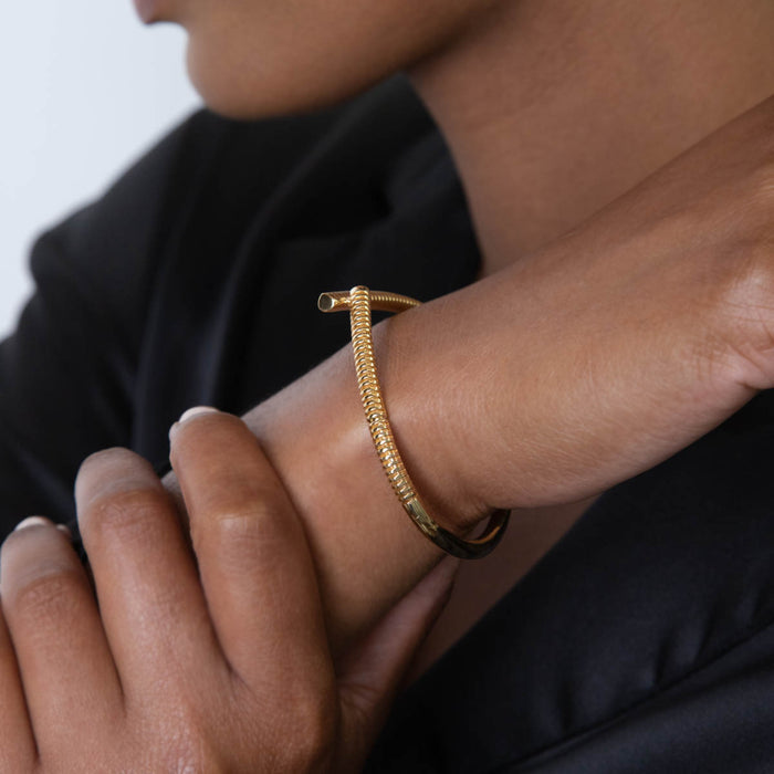 Oera Ribbed Hinged Bangle