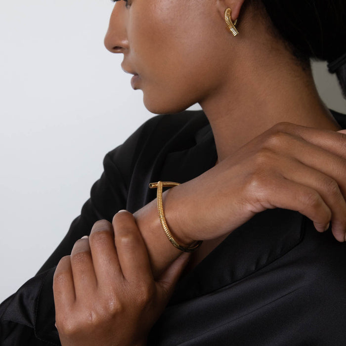 Oera Ribbed Hinged Bangle