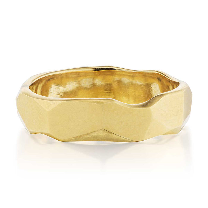 18K YELLOW GOLD STANTON WEDDING BAND WITH HAMMERED SHANK