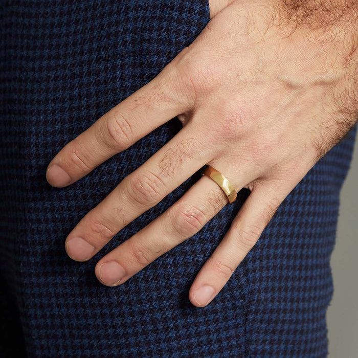 18K YELLOW GOLD STANTON WEDDING BAND WITH HAMMERED SHANK
